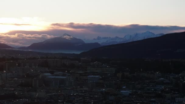 Erstaunliche Aufnahme Von Verschneiten Bergrücken Gegen Wolken Himmel Bei Sonnenaufgang — Stockvideo
