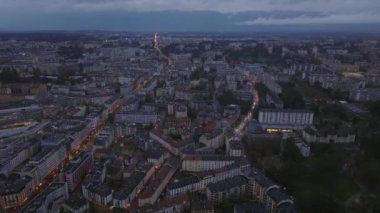Şehir merkezindeki binalar ve caddelerin üzerinden uçuyor. Akşam şehrinin havadan panoramik görüntüsü. Cenevre, İsviçre.