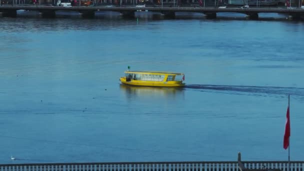 Снимки Воздуха Небольшой Туристической Лодки Пересекающей Широкую Реку Озеро Городе — стоковое видео