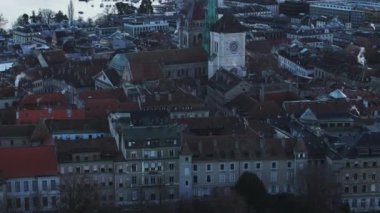 Eski kasaba bölgesindeki binaların yüksek açılı manzarası. Yukarı kaldır ve ünlü St Pierre Katedrali 'ni kuleleriyle göster. Cenevre, İsviçre.