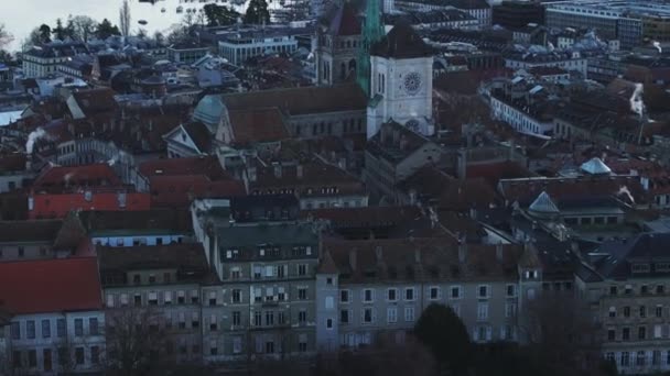 旧城区建筑物的高角度视图 倾斜着露出著名的圣皮埃尔大教堂和塔楼 瑞士日内瓦 — 图库视频影像