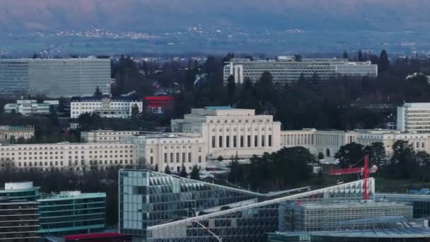 联合国办事处所在地万国宫的空中升空录像 国际组织建筑物的建筑群 瑞士日内瓦 — 图库视频影像