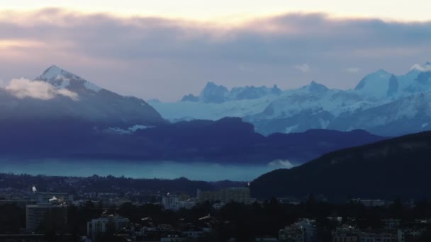 Gezoomte Morgenaufnahme Hoher Berggipfel Über Dem Stadtbezirk Verschneiter Alpenkamm Mont — Stockvideo