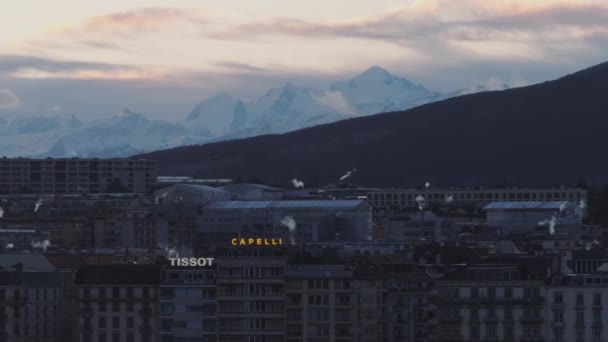 Збільшений Вигляд Красивий Високий Гірський Хребет Схід Сонця Будівлі Місті — стокове відео