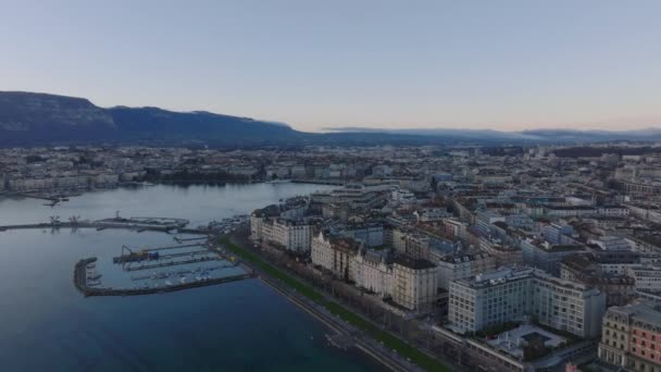 Şehirdeki Gölün Havadan Panoramik Manzarası Şehir Merkezindeki Şehir Gelişimi Arka — Stok video