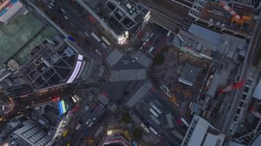 Shibuya Scramble Geçidi 'nden geçen araçların en alttaki görüntüleri. Metropolis 'te kalabalık bir yer. Tokyo, Japonya.