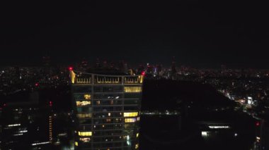 Modern yüksek binaların tepesinde uçmak. Arka planda gece manzarası. Yüksek binaların tepesinde kırmızı güvenlik ışıkları. Tokyo, Japonya.