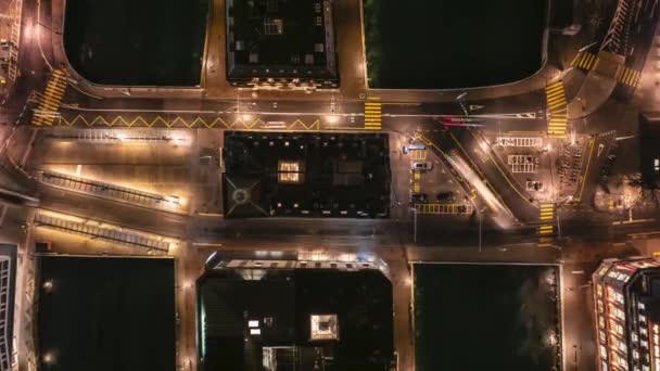 クワイ イルの橋の交通の最下層ビュー 街のローヌ川で島を通過する車両の夜間重複した映像 ジュネーブ スイス — ストック動画