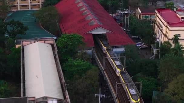 Vista Ángulo Alto Estación Tren Que Aproxima Techo Rojo Sobre — Vídeo de stock