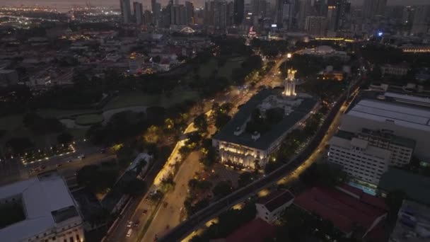 Vista Alto Angolo Del Municipio Illuminato Delle Strade Circostanti Inclinare — Video Stock