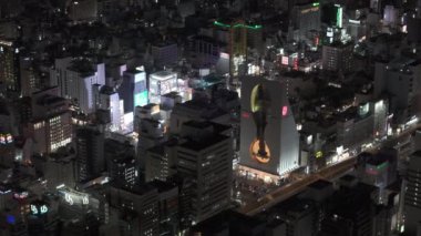 Metropolis 'teki şehir merkezindeki binaların gece görüş açısı yüksek. Şehirde eğlence ve gece hayatı. Modern uzun dinlenme kompleksi Namba kalçaları. Osaka, Japonya.