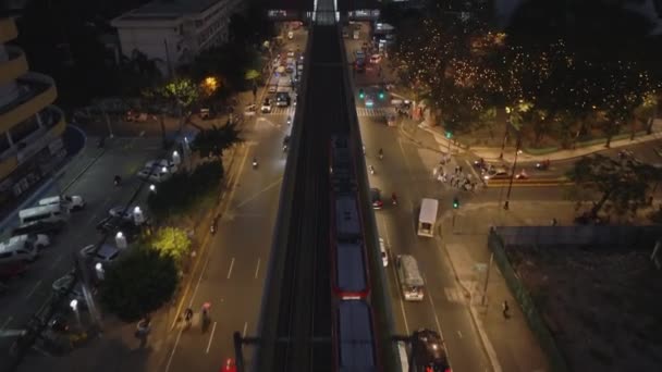 Śledzenie Pociągu Zbliżającego Się Stacji Wzniesieniu Nad Oświetlonymi Ulicami Dzielnicy — Wideo stockowe