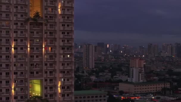 Воздушно Восходящий Снимок Торре Манила Современного Жилого Высотного Здания Города — стоковое видео