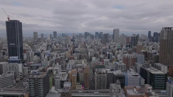 앞으로 대도시 건물과 대도시의 파노라마 오사카 — 비디오