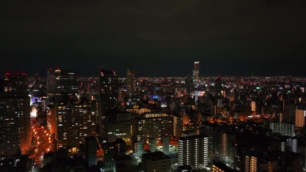 その後 夜のメトロポリスで住宅地の上を飛ぶ 都市部にある多国籍アパートの建物 — ストック動画