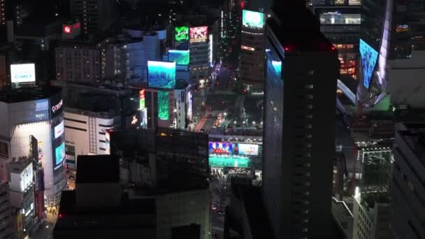 Gece Şehrindeki Cadde Binaların Hava Görüntüleri Reklamlı Büyük Renkli Ekranlar — Stok video