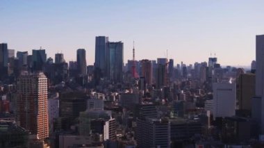 Modern yüksek katlı ofis ya da açık gökyüzüne karşı şehir merkezindeki binalar. Tokyo Kulesi 'nin kırmızı kafes yapısı. Tokyo, Japonya.