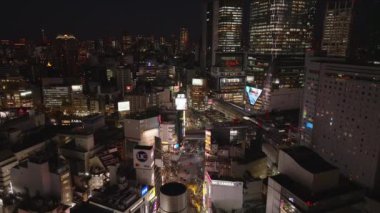 Modern iş dünyasının hava görüntüsü. Popüler Shibuya Scramble Crossing büyük LCD ekranlarda reklamlarla. Tokyo, Japonya.