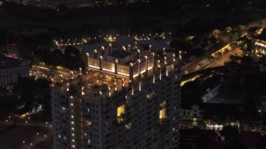 Torre de Manila 'nın aydınlık çatı terasında uçun. Gece şehrindeki modern yüksek binalar. Manila, Filipinler.