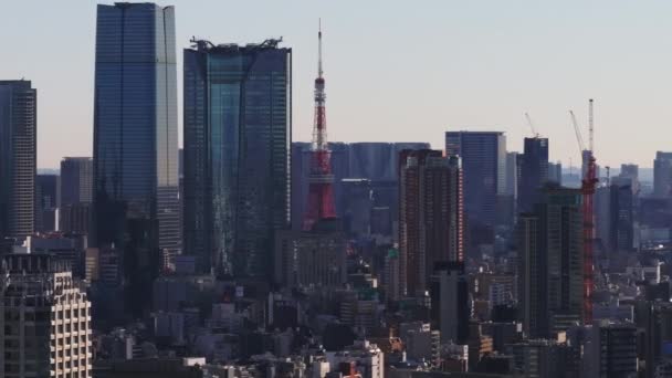 Токийская Башня Между Современным Развитием Города Метафорах Современные Небоскребы Центре — стоковое видео