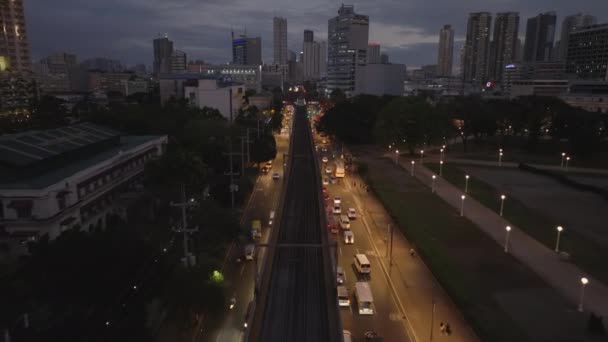 Avante Voe Acima Movimentada Cidade Noite Elevada Linha Ferroviária Centro — Vídeo de Stock