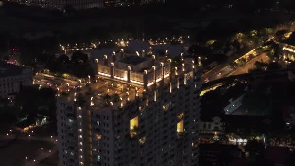 在马尼拉托雷照明的天台周围飞来飞去 夜市现代高层住宅建筑 菲律宾马尼拉 — 图库视频影像