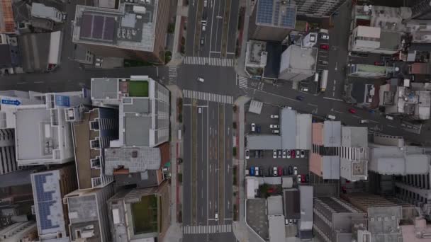 市街地の広い通りの上を飛行する 鳥の目は町の発展のショット 都市の建物や街路 2024年1月20日 — ストック動画