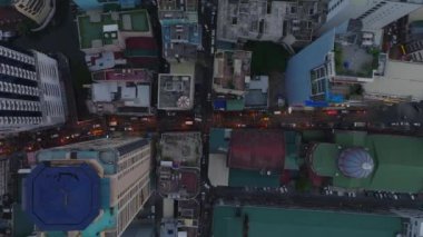 Şehrin dar sokaklarında sıkışan araçların yukarıdan aşağı görüntüleri. Akşamları şehir merkezinde trafik vardı. Manila, Filipinler.