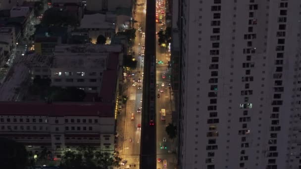 Maju Terbang Atas Jalanan Yang Luas Dan Sibuk Kota Malam — Stok Video