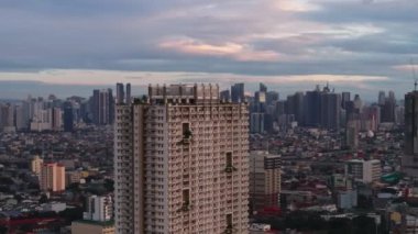 Torre de Manila binasının etrafında uç. Modern yüksek binalar kulesi ve alacakaranlık silueti. Manila, Filipinler.