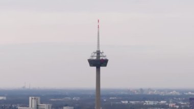 Köln, Almanya 'da Deutch Telecom logosuna sahip Kolonius Turm Koeln telekomünikasyon kulesi..