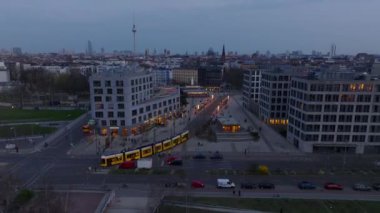 Berlin 'deki Elisabeth Schwarzhaupt Platz' daki Deutch Bahn ofis binasının insansız hava aracı görüntüsü..