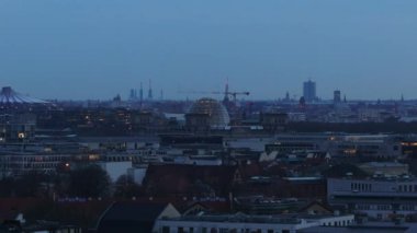 Alacakaranlıkta Berlin 'in havadan görünüşü, çarpıcı mimari manzaraları ve Reichstag ve Potsdamer Platz ile gökyüzü..