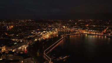 Cenevas 'ın gece gökyüzü ve kıyı şeridini aydınlatarak Jardins des Anglais' i ve Pont du Mont Blanc üzerindeki trafiği ele geçirdi..