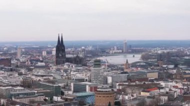 Kuzey Ren Vestfalya 'da bulutlu bir günde ünlü katedrali ve Ren Nehri' nin yer aldığı Köln şehir merkezinin hava manzarası..