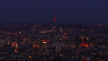 Berlins 'in gökyüzü manzarası gökyüzünü aydınlattı ve geceleri hareketli caddeleri. Alexanderplatz ve eski doğu yakasının ikonik simgeleri ve sosyalist mimarisi.