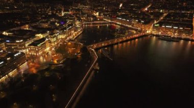 Büyüleyici gece ışıkları ve İsviçre Cenevre kentsel manzarası. Ren Nehri boyunca uzanan Mont Blanc köprüsünü ve Cenevre Gölü 'nü görün..