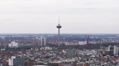 Arkasında Kolonius Turm Koeln kulesi olan bir İHA 'dan ikonik gökyüzü ve mimari görüntü..