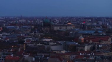 Berlin 'in alacakaranlıktaki hava manzarası, Berliner Dom' u ve Spandauer Vorstadt mahallesindeki Yeni Sinagog 'un altın kubbesini gözler önüne seriyor. .