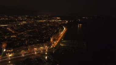 Cenevre 'nin huzurlu gece manzarası, güzel aydınlatılmış rıhtım ve kentsel alanı gözler önüne seriyor..
