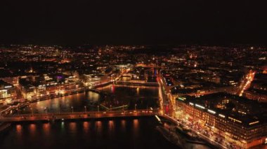 Cenevre, İsviçre 'nin çarpıcı gece manzarasını yukarıdan keşfedin. Şehir ışıkları suda parıldıyor, gece hayatını ve mimari cazibesini gözler önüne seriyor..