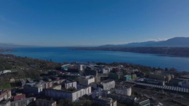 Genevas kentsel manzarasının göz kamaştırıcı hava manzarası, binaların sergilenmesi, göl ve Alpler..
