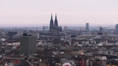 Köln şehir manzarası yukarıdan, ikonik katedralin yanı sıra klasik ve modern Alman mimarisi.