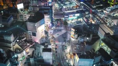 Metropolis, veri analizi ve bilgi göstergeleriyle yüksek teknolojili kentsel ortamı vurguluyor..