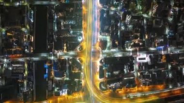 Veri görselleştirmeleri, şehir trafik modelleri ve altyapı vurgulanmaları ile birlikte geceleri büyük şehrin aşırı hızlı bir şekilde sapması.