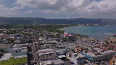 Jamaika, Montego Körfezi 'nin çarpıcı hava manzarası. Kasaba yapıları, kristal berrak sular ve dağlık bir zemin..
