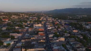 İnsansız hava aracı, gün doğumunda Jamaika 'nın bir şehrini yakalıyor. Sıcak bir sabah ışığında şehir manzarasını ve tepeleri vurguluyor. Karayipler' in güzelliğini bu sakin manzarayla gösteriyor..