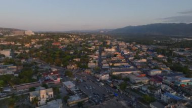 Gün batımında Jamaika şehrinin sakin cazibesi. Uzaktaki görkemli dağlarla panoramik manzara.
