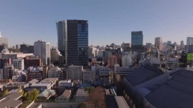Şehirdeki yoğun şehir gelişiminin havadan görüntüsü. Şehir merkezindeki modern çok katlı apartman. Tokyo, Japonya, 10 Şubat 2024