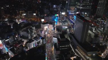 Akşamları şehir merkezinin güzel hava manzarası. Shibuya ışıklarla ve gece parlayan video ekranlarıyla Scramble Crossing. Tokyo, Japonya, 10 Şubat 2024
